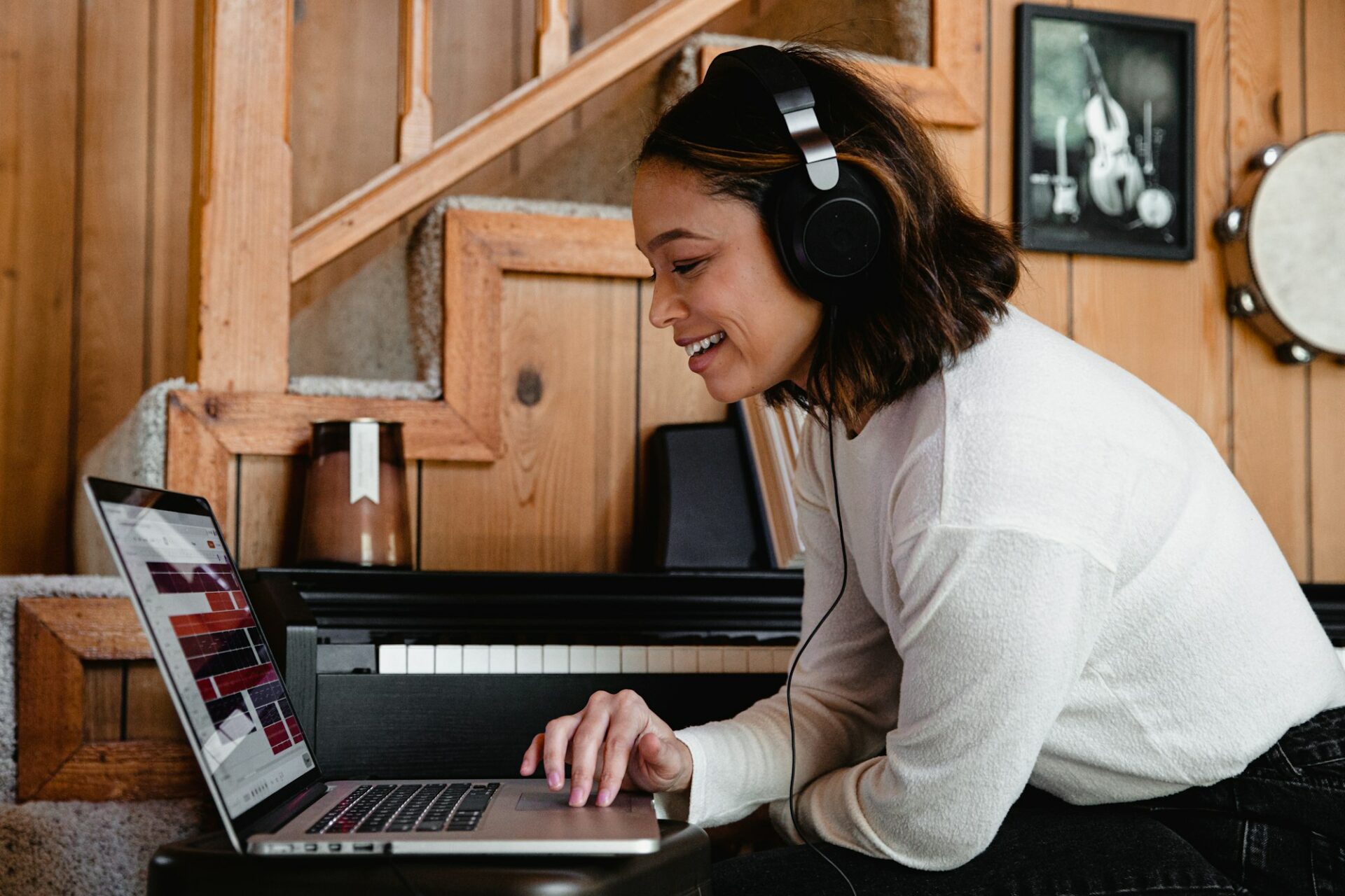 Femme travaillant sur un ordinateur portable pour une collaboration musicale