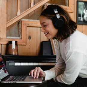 Femme travaillant sur un ordinateur portable pour une collaboration musicale