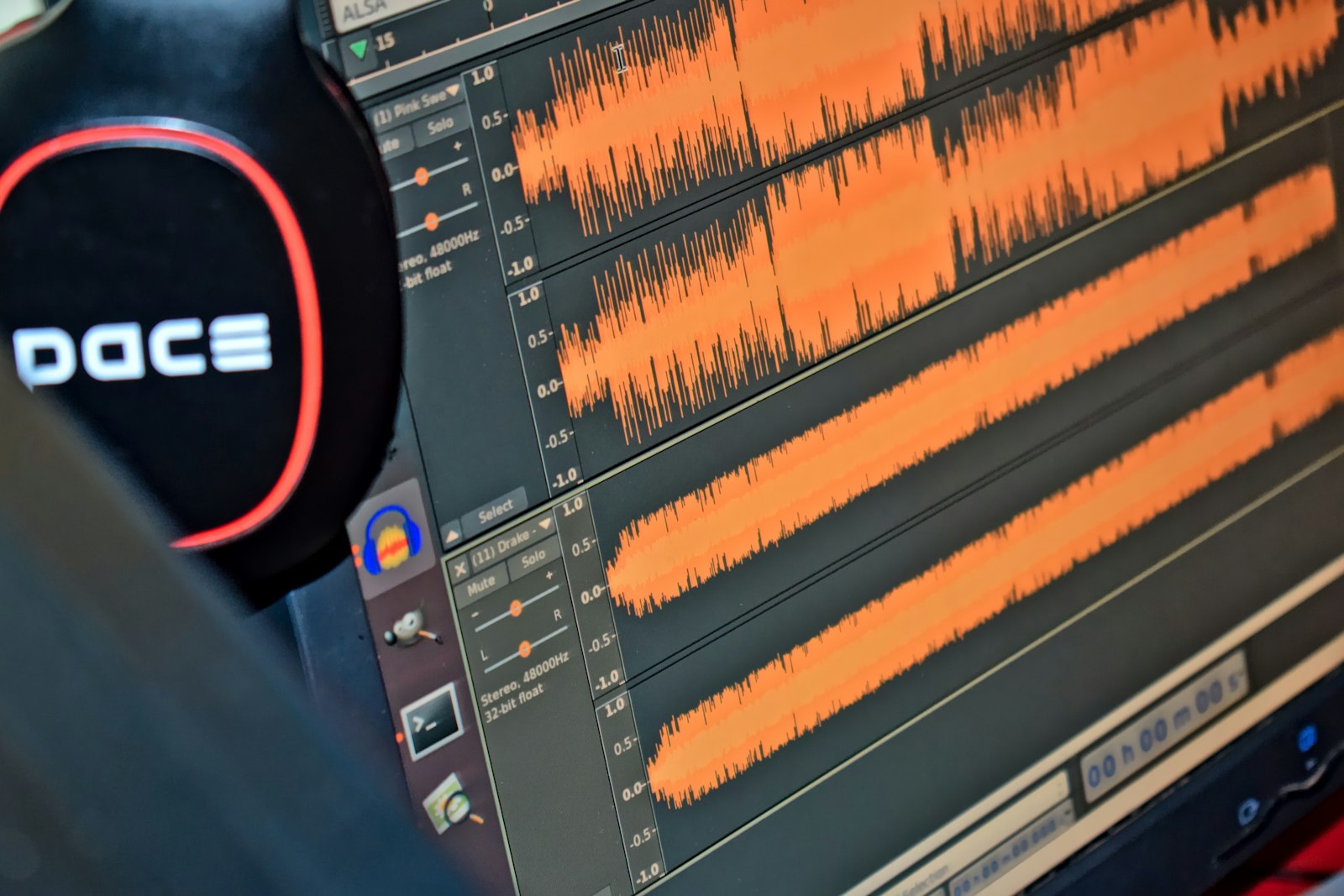 Casque noir et rouge posé sur un écran d'ordinateur