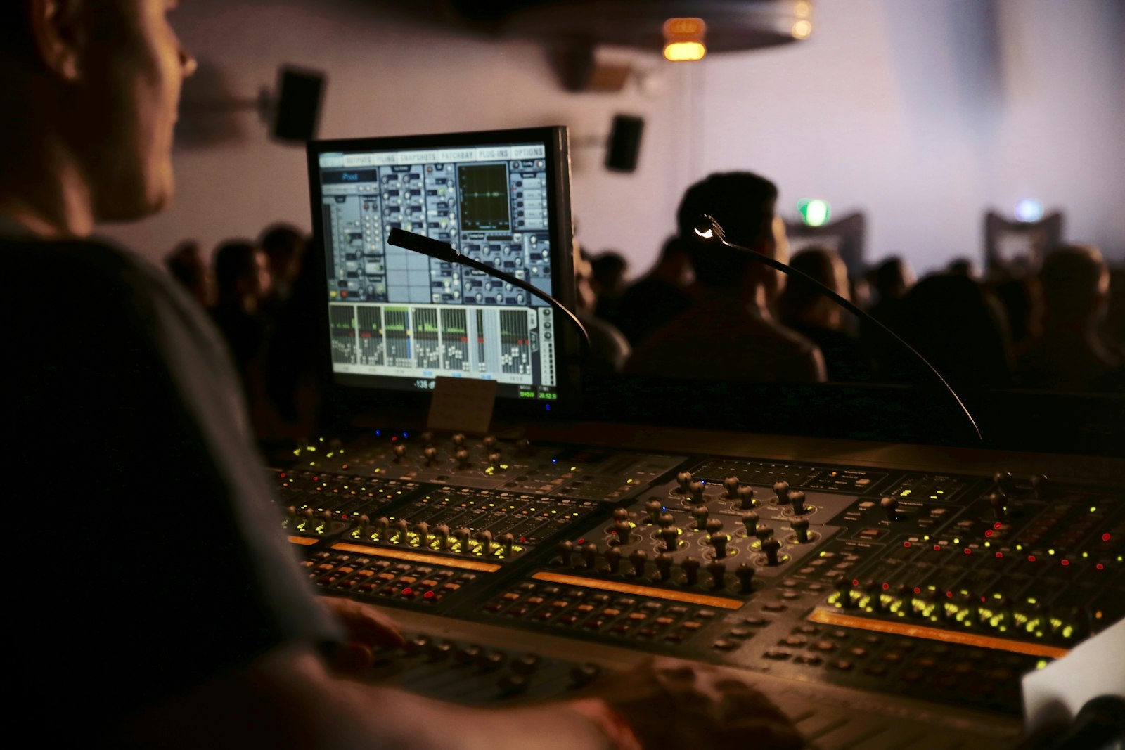 Homme travaillant devant une console de mixage