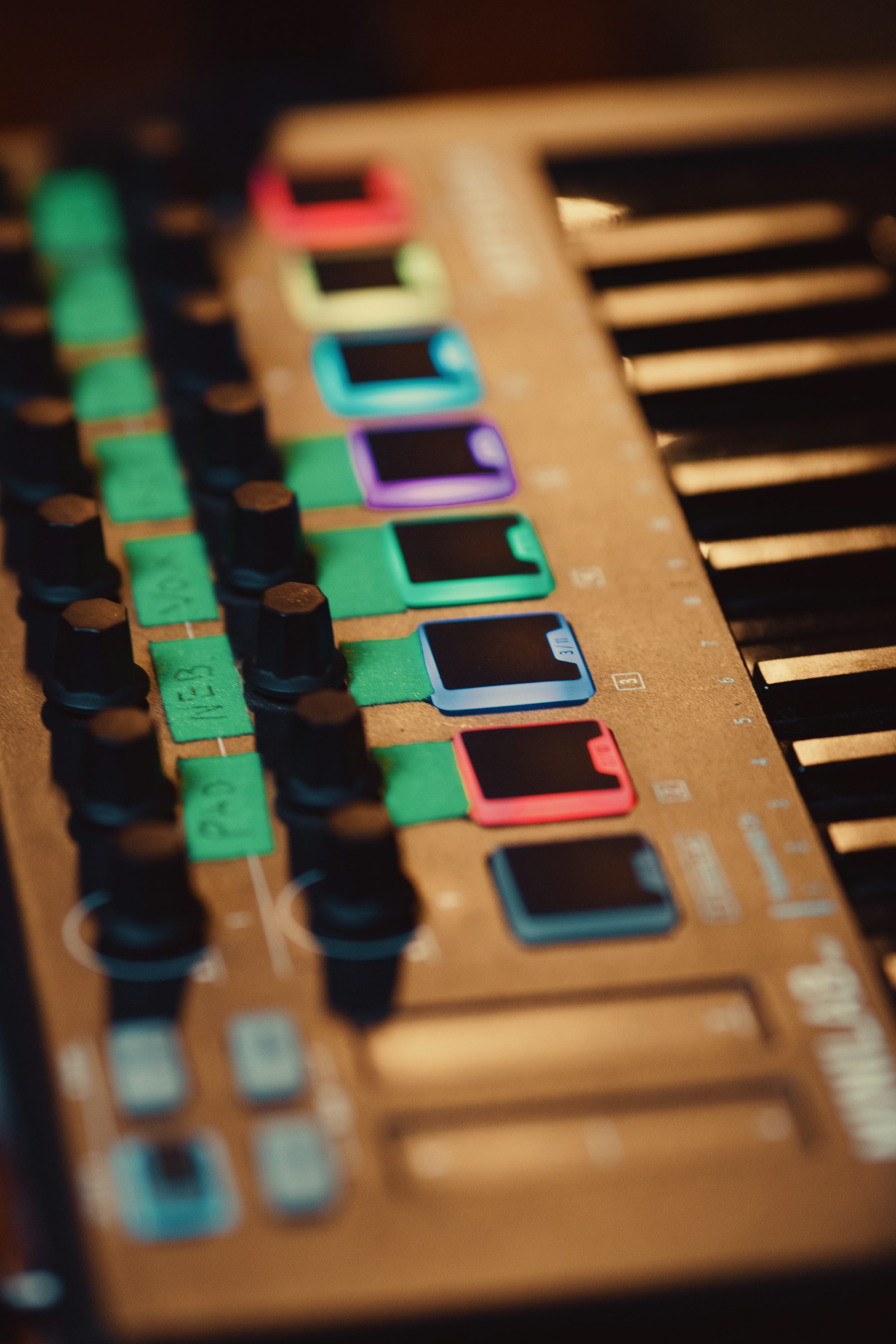 Clavier contrôleur MIDI avec boutons et potentiomètres colorés
