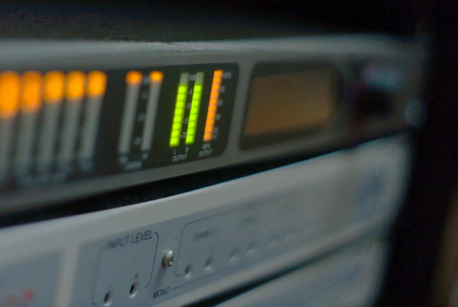 Équipement audio avec indicateurs de niveau lumineux verts et orange