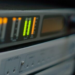 Équipement audio avec indicateurs de niveau lumineux verts et orange
