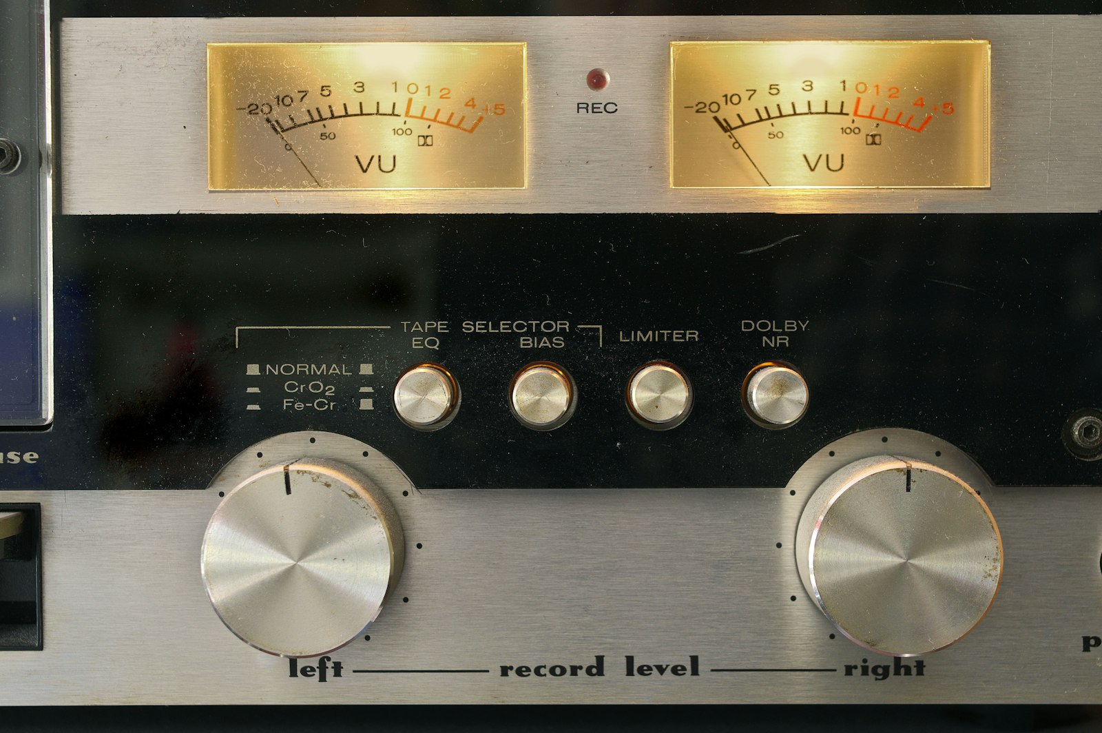 Gros plan sur les vumètres et boutons d'un équipement audio vintage