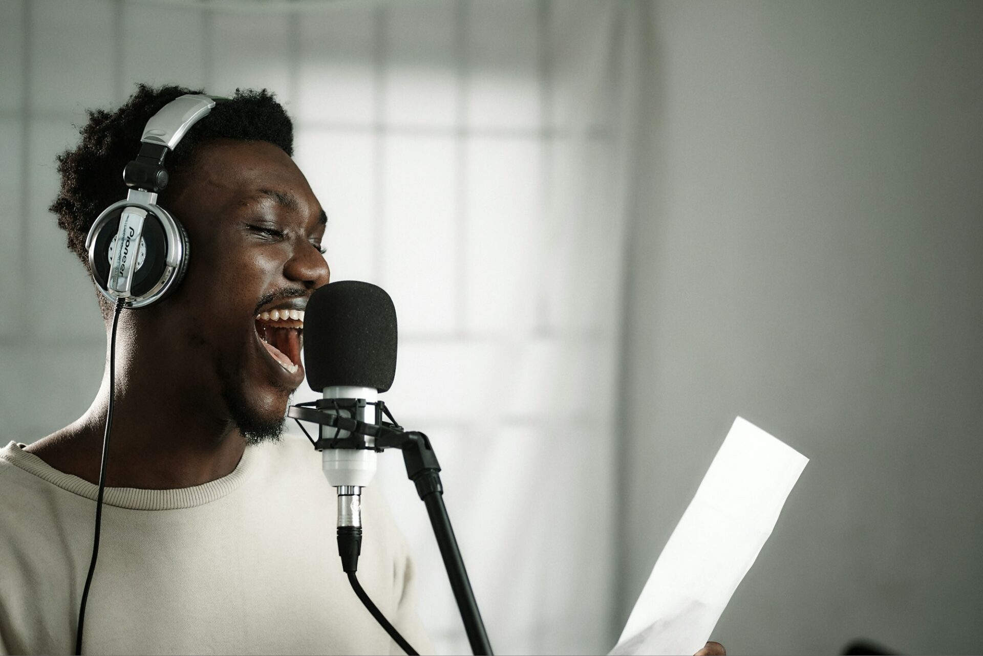 Chanteur portant un casque et chantant dans un microphone