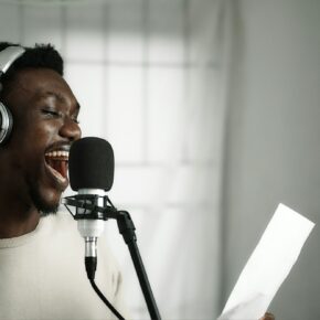 Chanteur portant un casque et chantant dans un microphone
