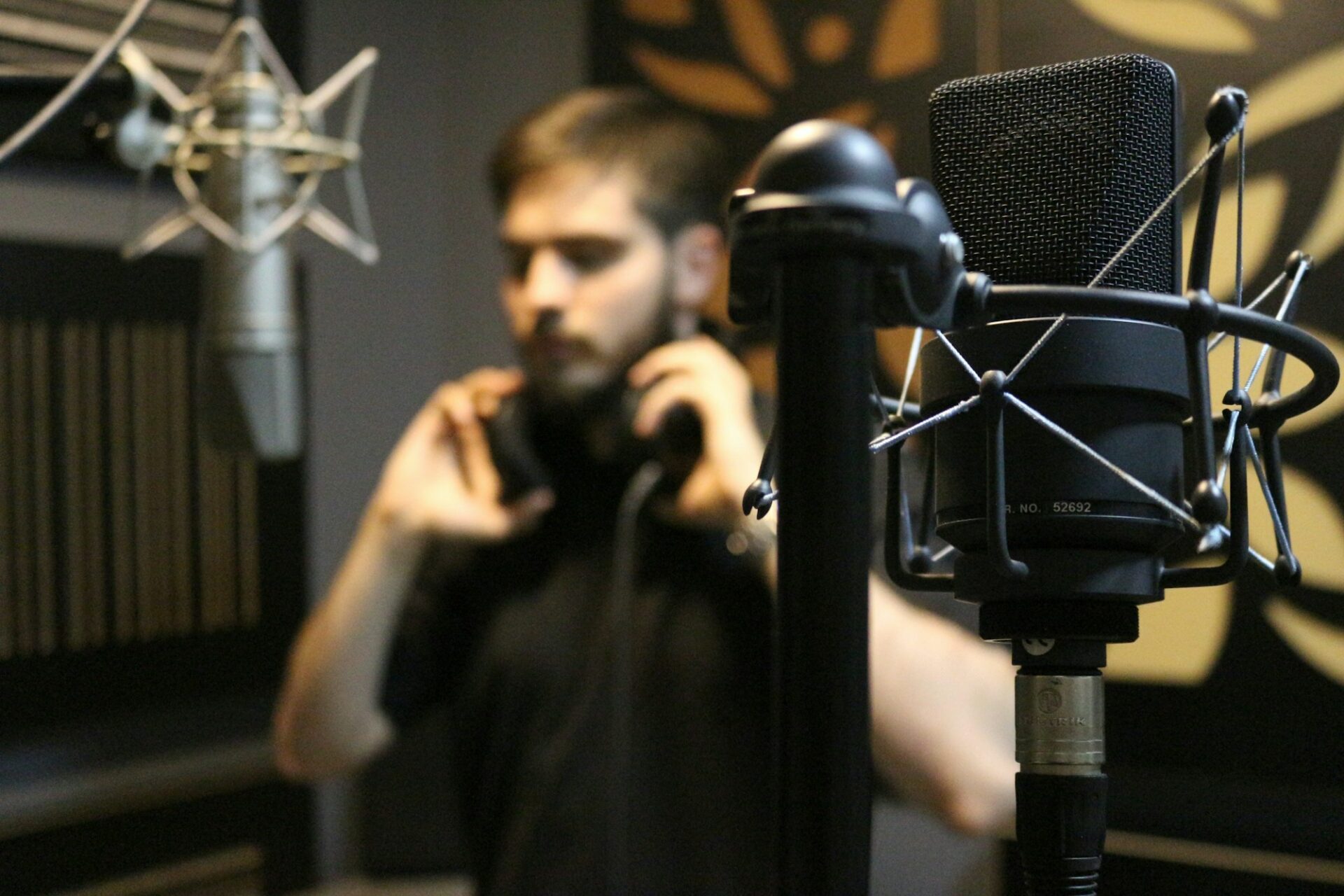 Chanteur enregistrant une prise vocale devant un microphone