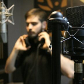 Chanteur enregistrant une prise vocale devant un microphone