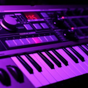 Clavier de synthétiseur illuminé de violet en gros plan