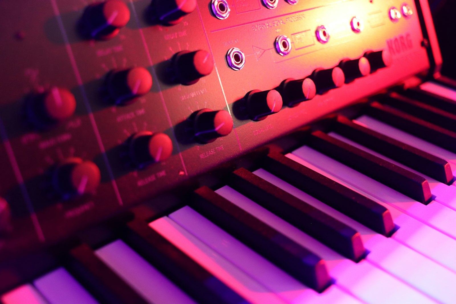 Gros plan sur un clavier de synthétiseur avec de nombreux potentiomètres