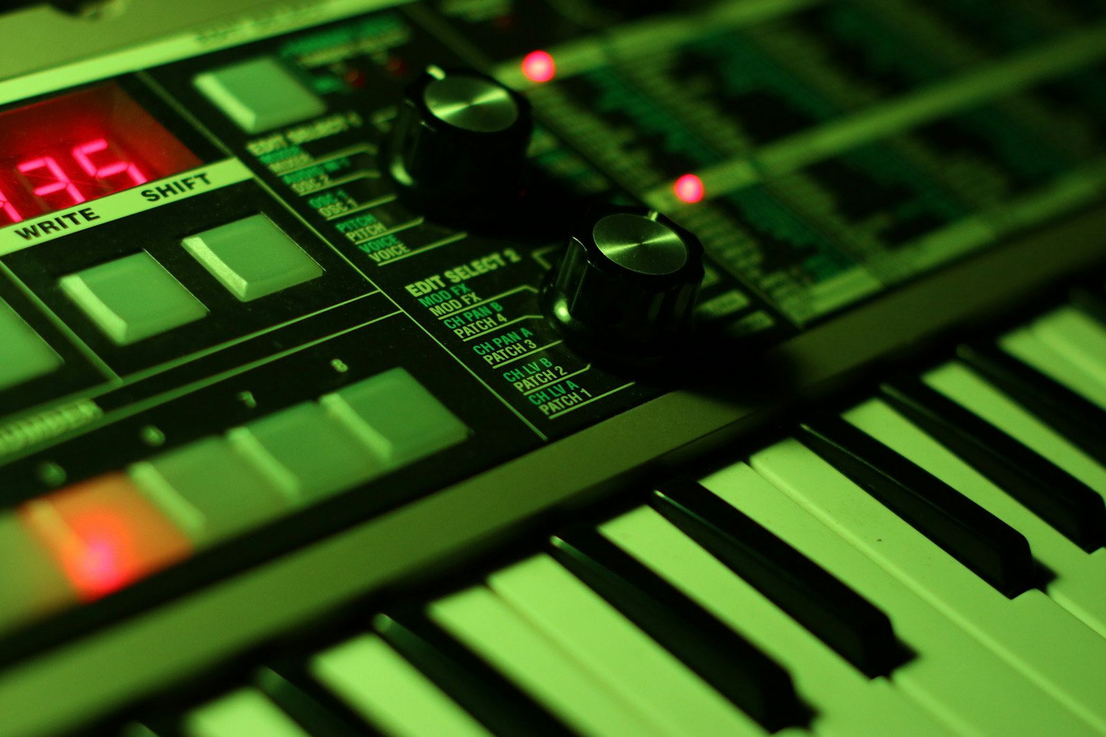 Gros plan sur un synthétiseur numérique avec éclairage vert