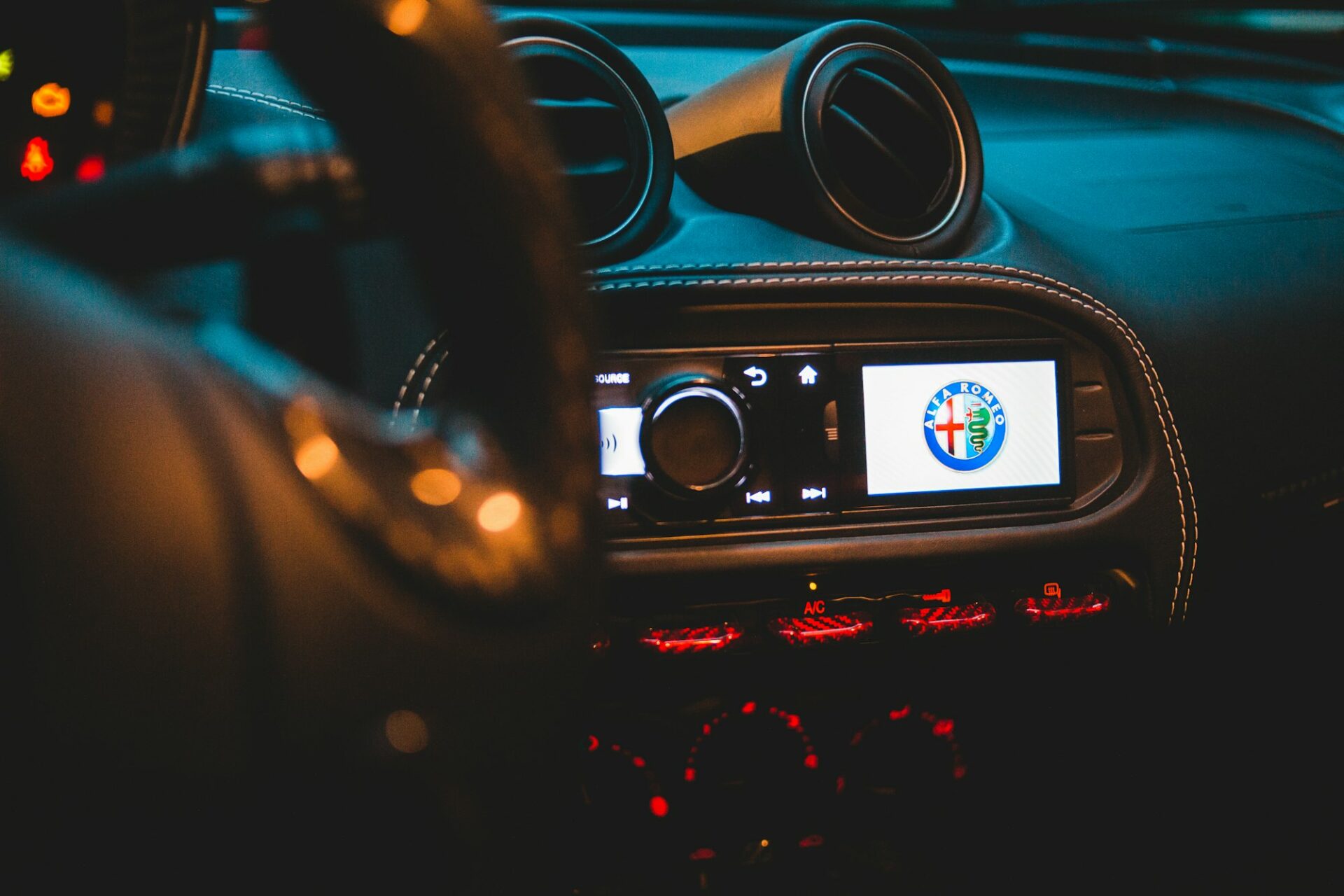 Autoradio allumé dans une voiture la nuit