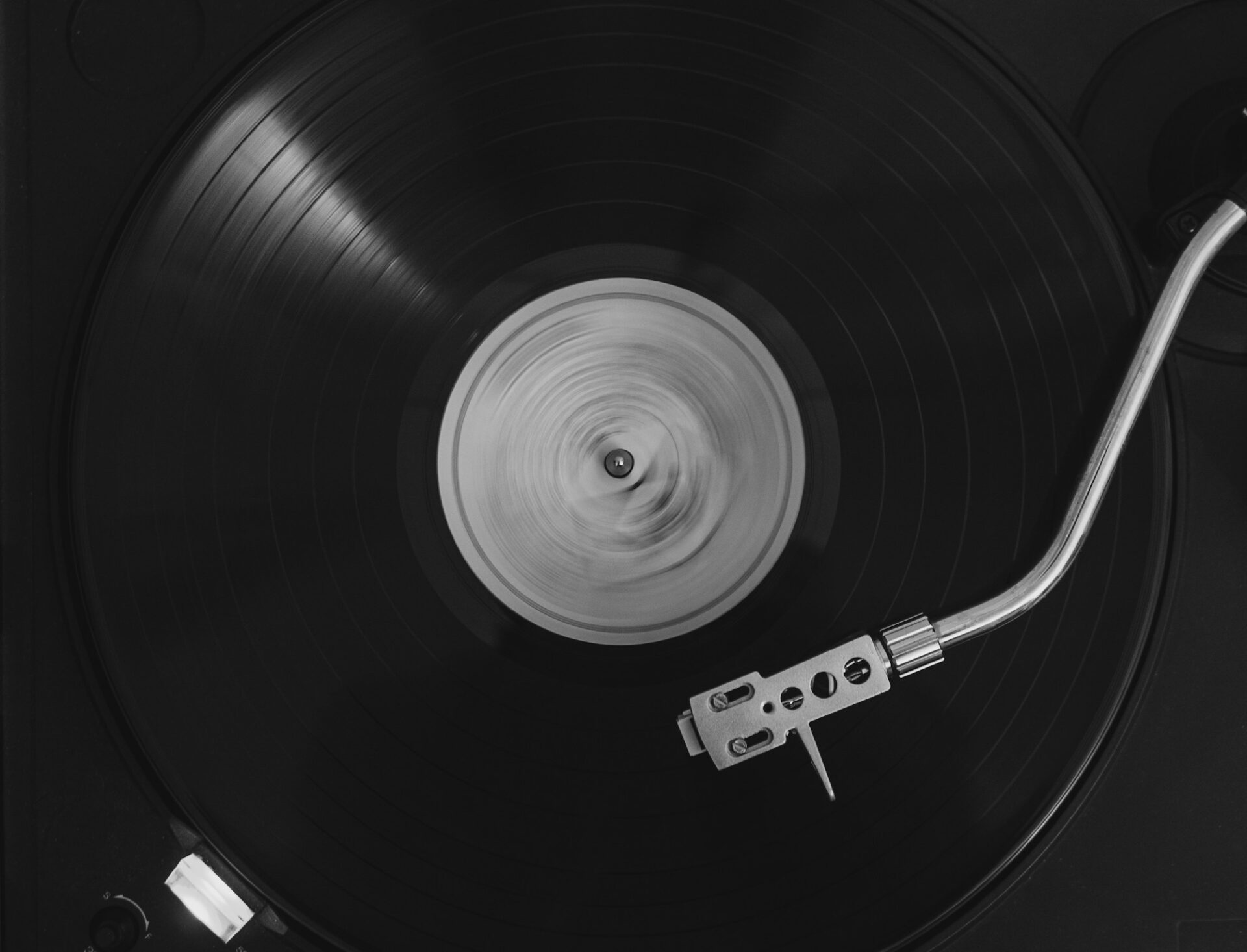 Disque vinyle noir tournant sur une platine