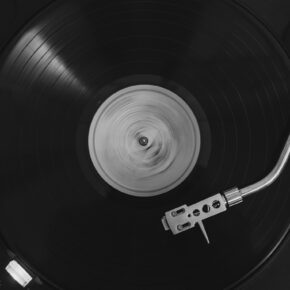 Disque vinyle noir tournant sur une platine