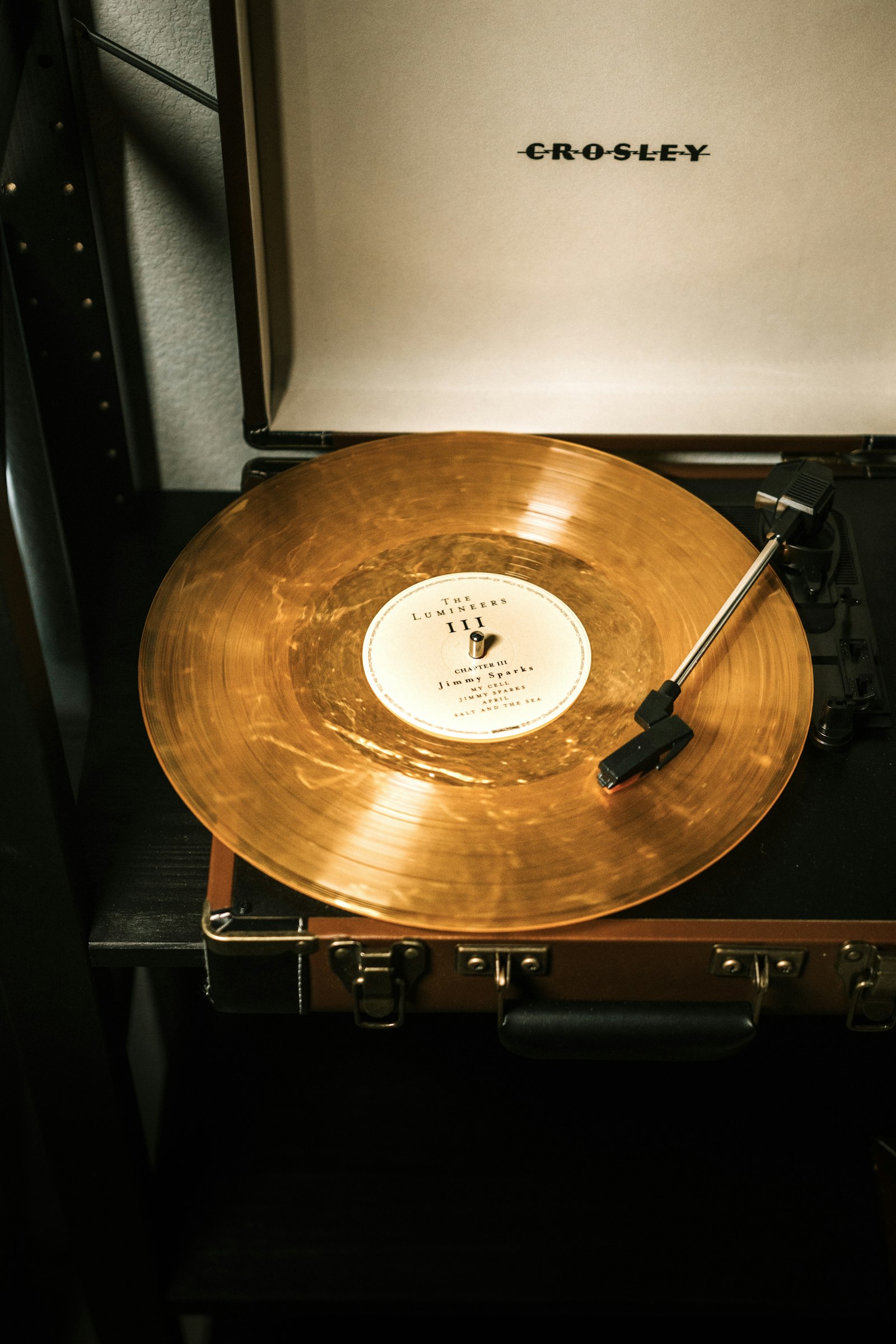Vinyle brun posé sur une étagère en bois noir