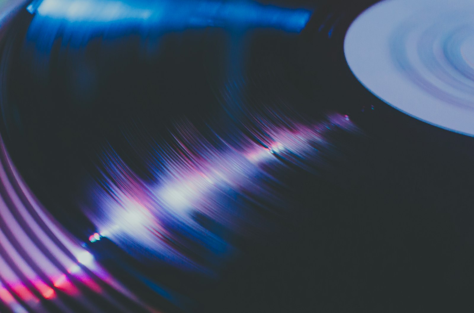 Gros plan sur les sillons d'un disque vinyle