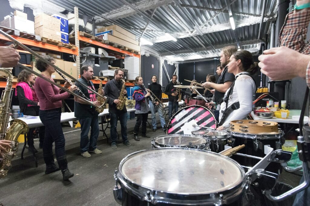 Groupe de musiciens jouant de plusieurs instruments dans une pièce