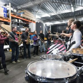 Groupe de musiciens jouant de plusieurs instruments dans une pièce