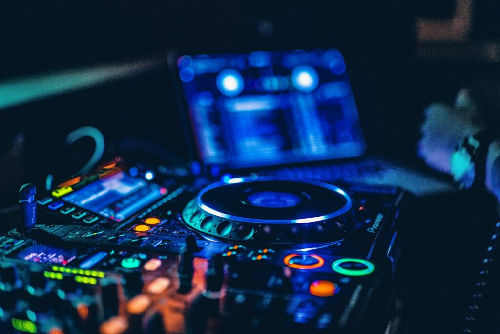 Table de mixage DJ éclairée en bleu dans la pénombre
