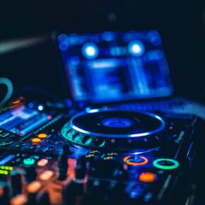 Table de mixage DJ éclairée en bleu dans la pénombre