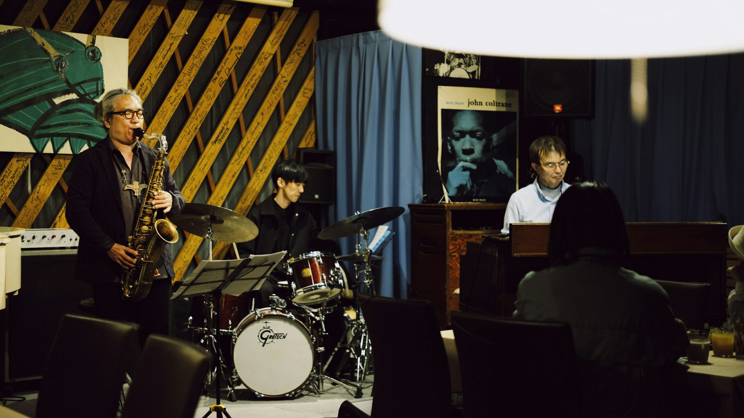 Musiciens jouant du saxophone et de la batterie dans un club de jazz