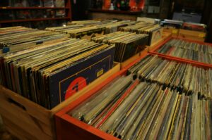 Grande collection de disques vinyles rangés dans les bacs d’un magasin de disques