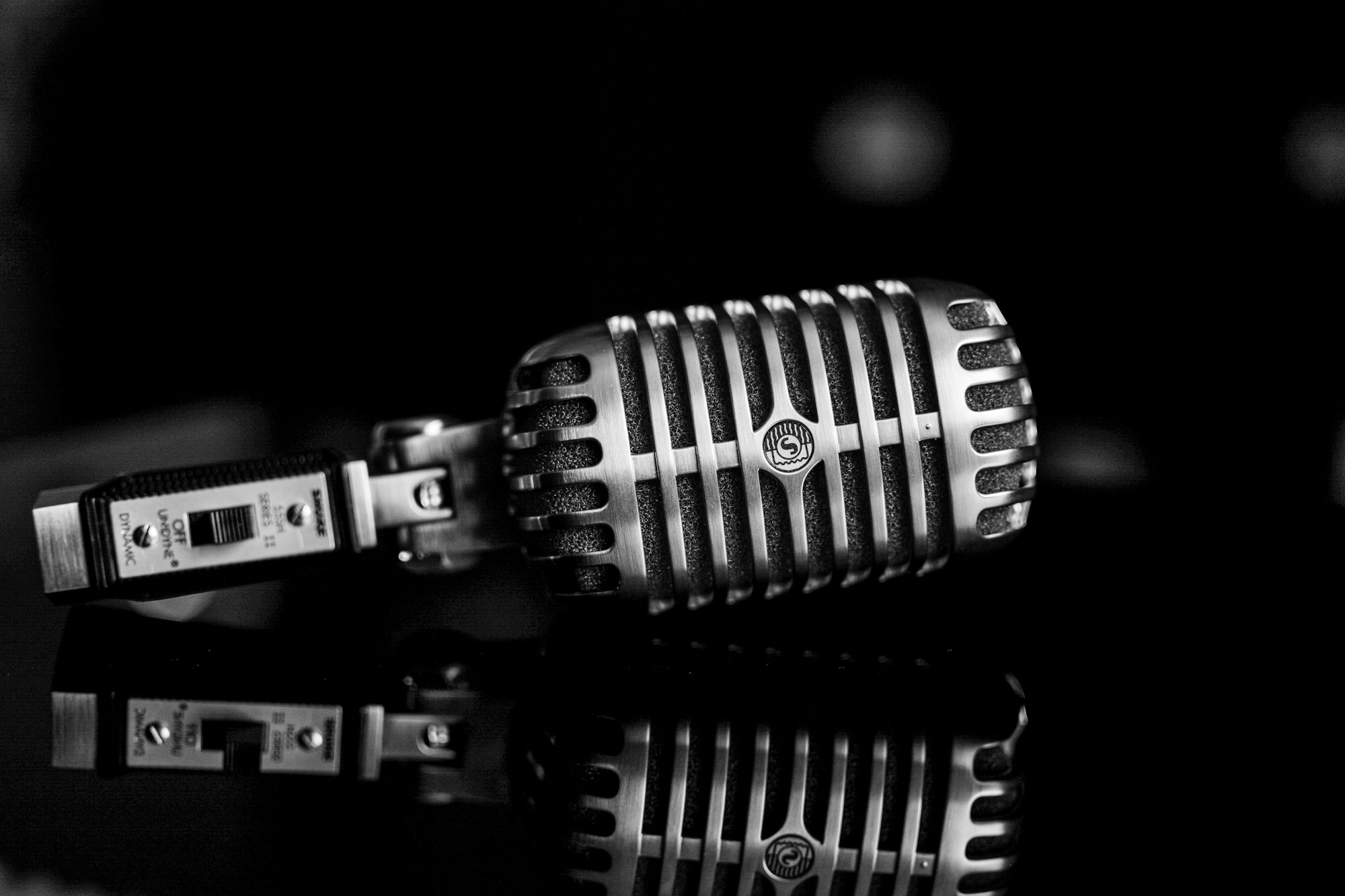 Microphone ancien photographié en noir et blanc