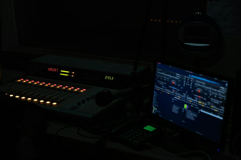 Ordinateur portable allumé dans la pénombre d’un studio, écran bleuté