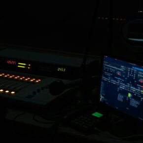 Ordinateur portable allumé dans la pénombre d’un studio, écran bleuté