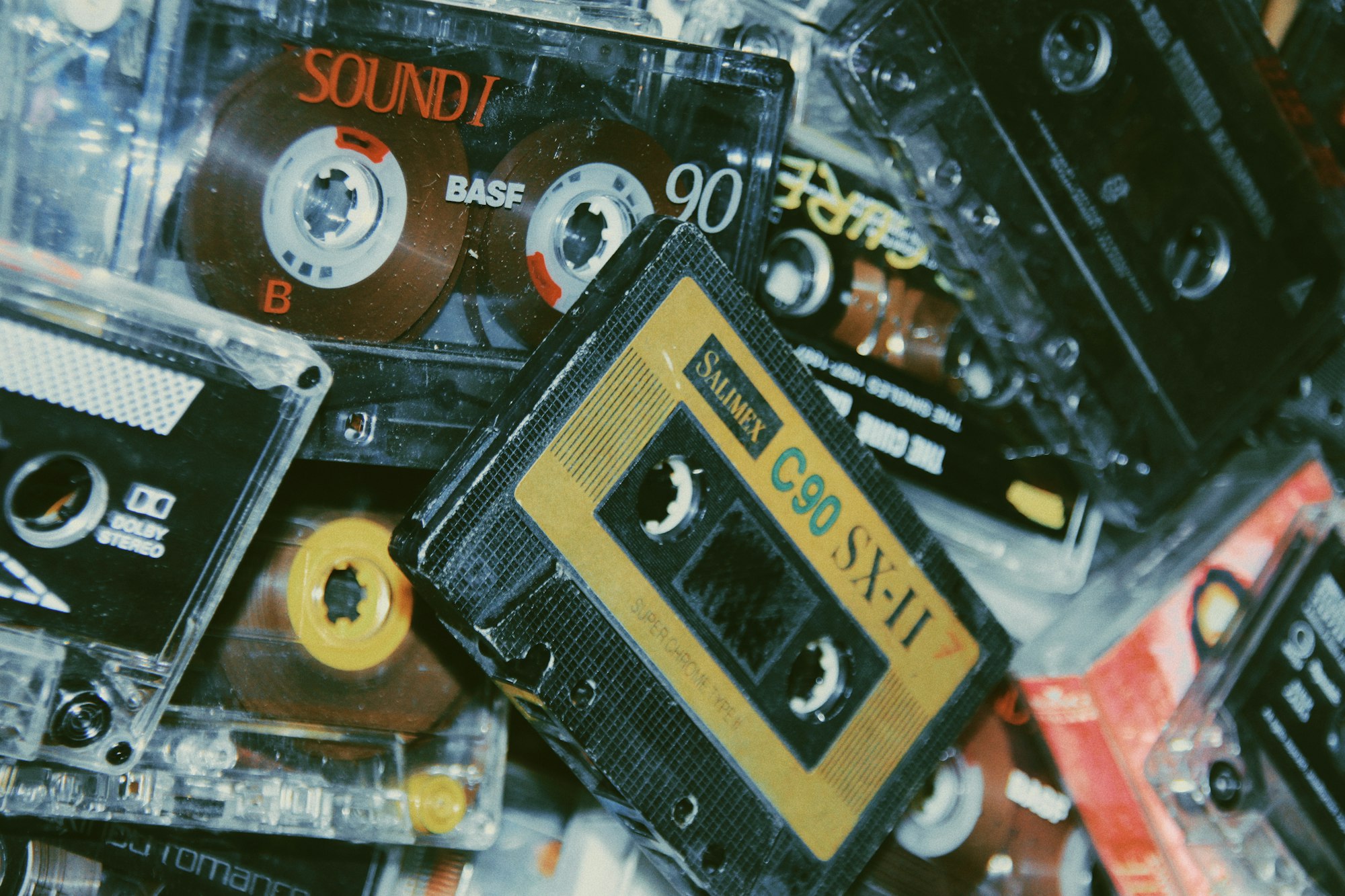Pile de cassettes audio anciennes, enregistrements d’archives
