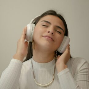 Femme écoutant de la musique au casque les yeux fermés