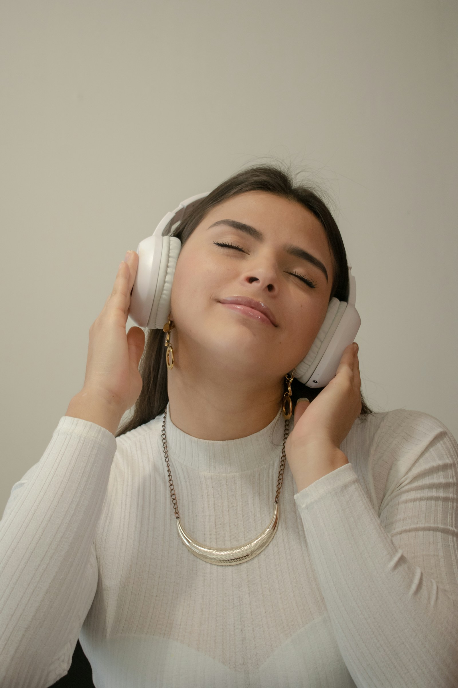 Femme écoutant de la musique au casque les yeux fermés