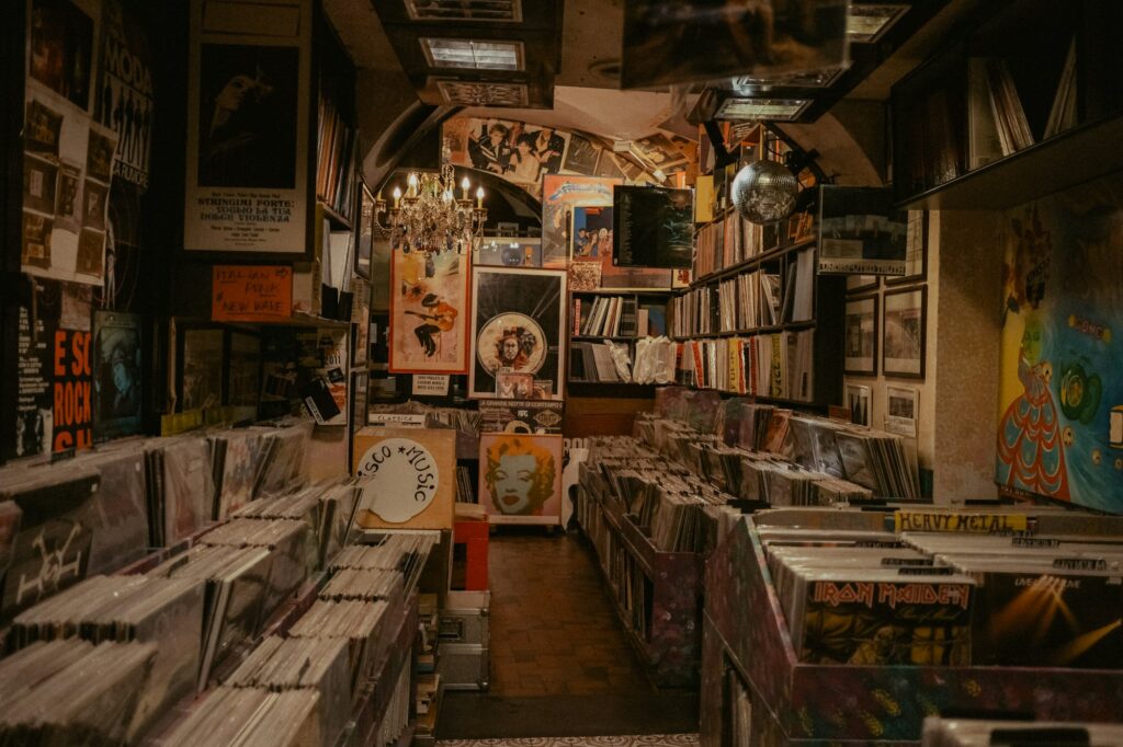 Pièce remplie de bacs de disques vinyles et de CD
